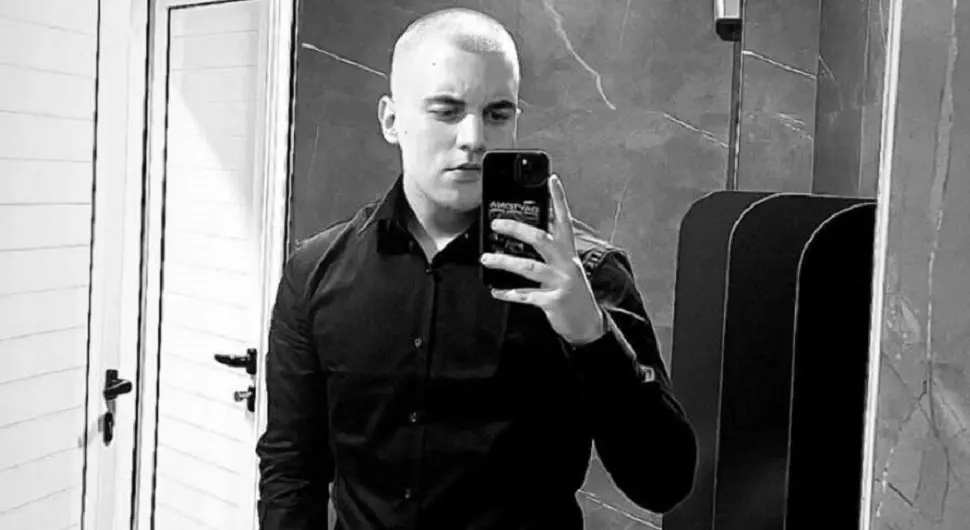 Ливно завијено у црно: Овако изгледа "BMW" у којем је погинуо младић (18) након што је ударио у краве