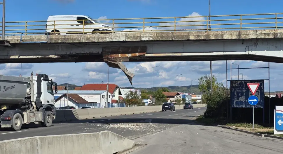 Возачи опрез: Надвожњак у Трну опет оштећен