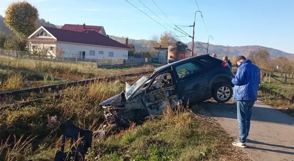 Аутомобил подлетио под воз код Модриче