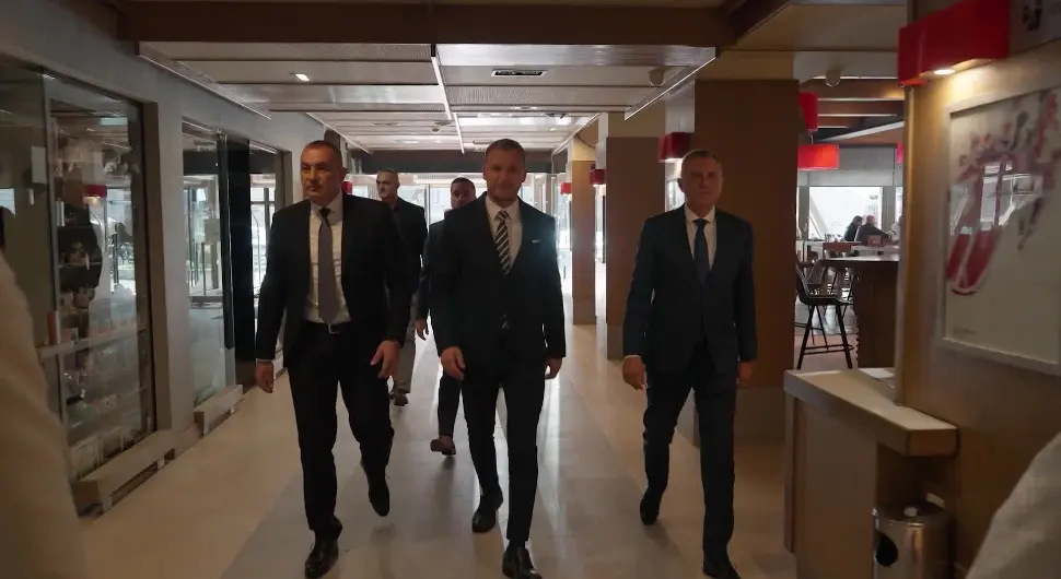 Нови политички покрет најгласније "УХ"