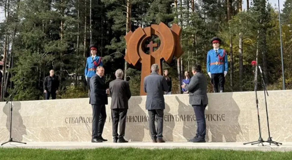 У Палама свечано откривен споменик посвећен ствараоцима и браниоцима Српске