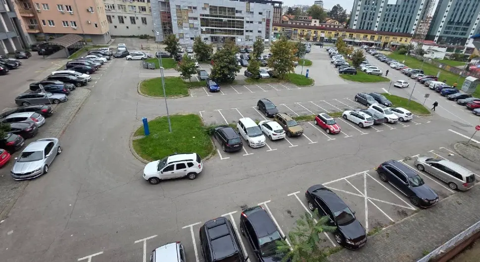 Полупразни паркинзи у Бањалуци: Грађани бирају бесплатне алтернативе