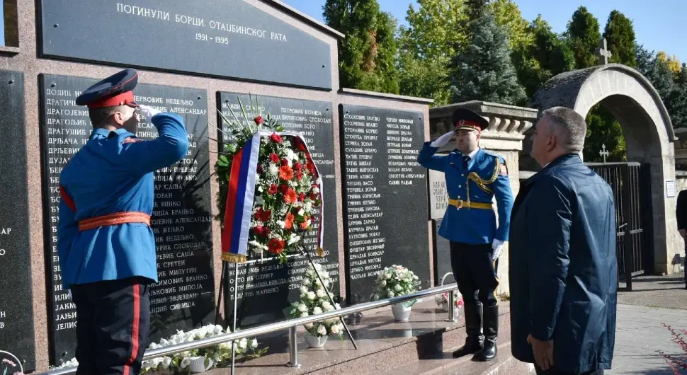 Минић положио вијенац на споменик палим борцима на гробљу ''Свети Пантелија“