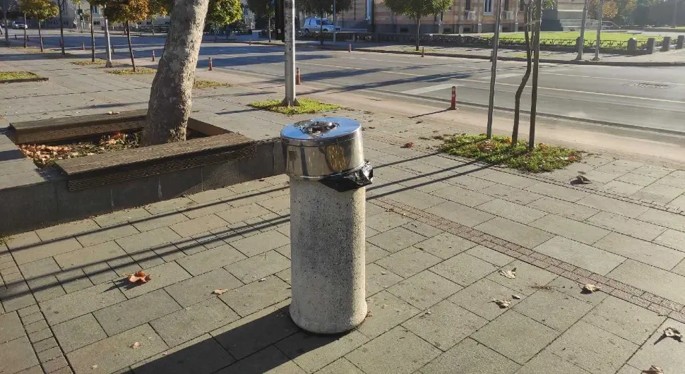 Жваке постале "украси" градских плочника и тротоара