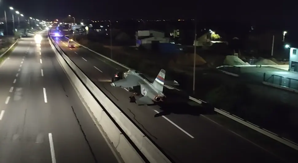 Борбени авион друмом стигао из Лакташа у Бањалуку