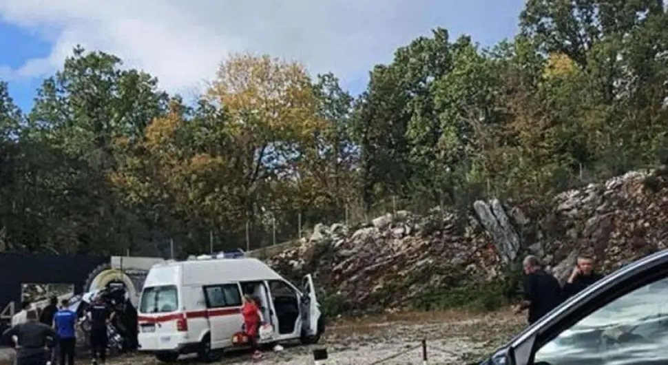 Двоје страдалих у тешкој несрећи