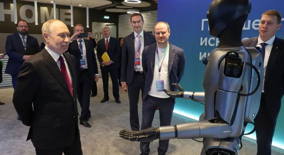 Робот заплесао пред Путином: "Пусти моју омиљену нумеру"