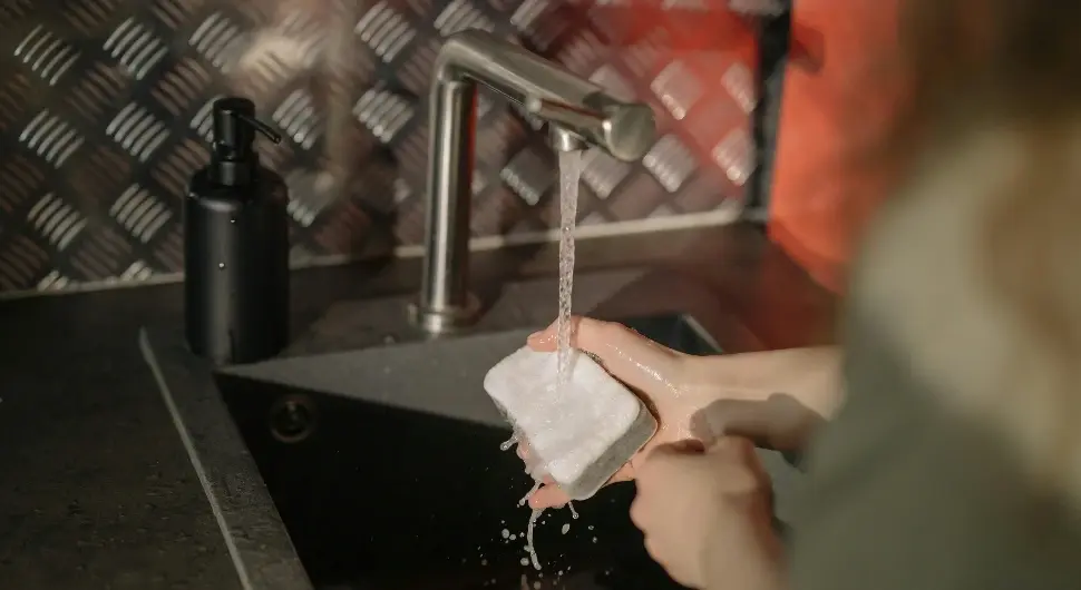 Генијалан савјет: Ево како масну посуду очистити за неколико секунди