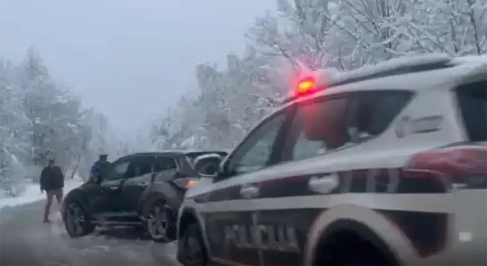 Снијег ствара проблеме: Судар два возила, полиција на терену