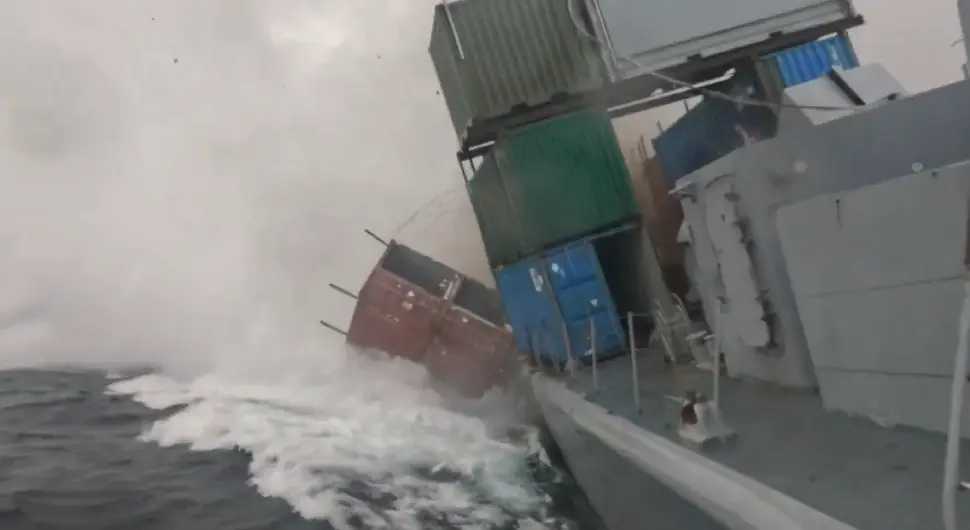 НАТО испалио торпедо: Погођен брод, објављен драматичан снимак