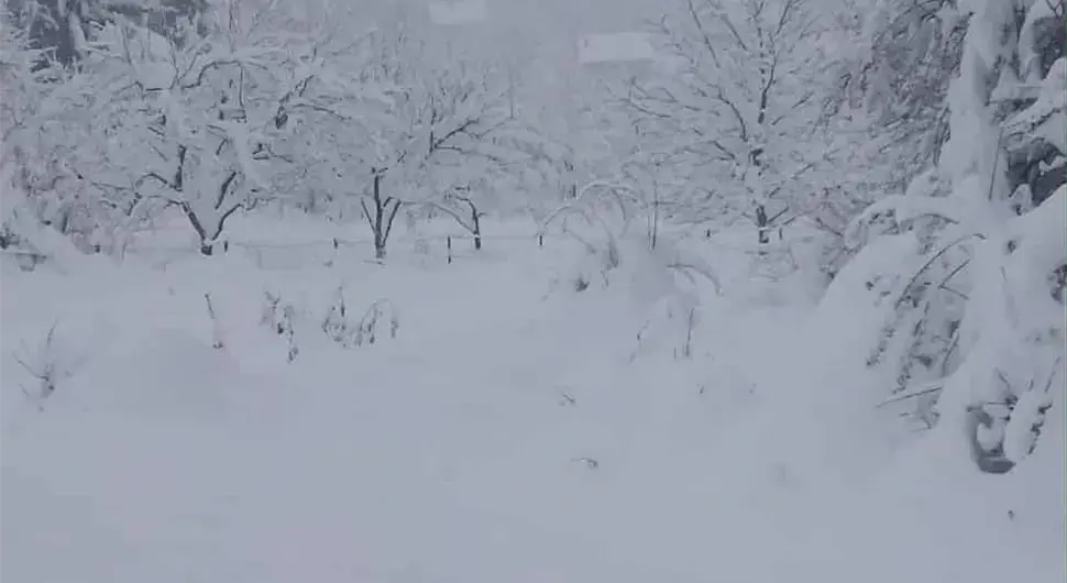 Тешки услови на путу између Дрвара и Источног Дрвара