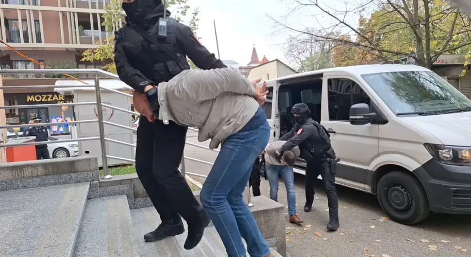 ухапшени инспектори добој