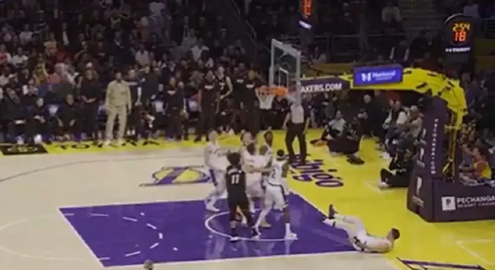 Погледајте како је Никола Јовић бацио Луку Дончића на паркет