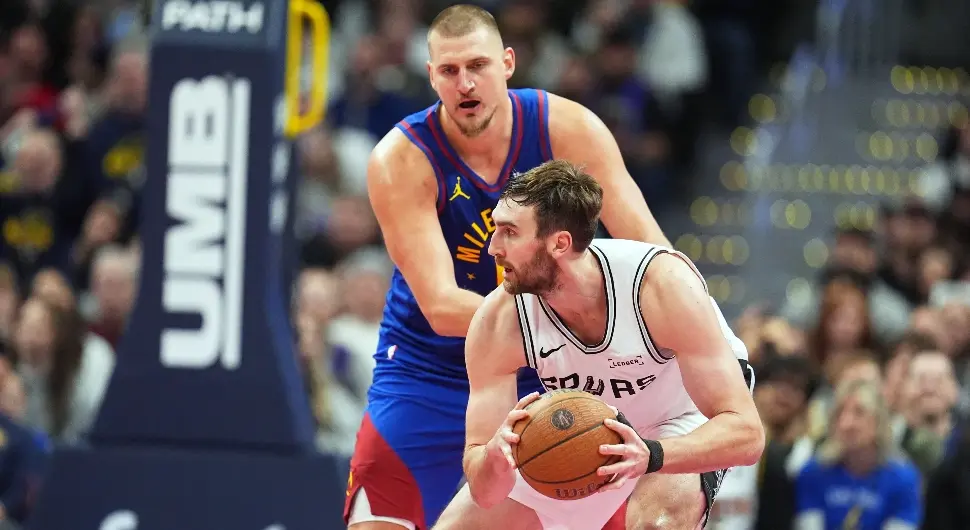 Лук Корнет држи лопту док га чува Никола Јокић на мечу Денвера и Сан Антонио Спурса