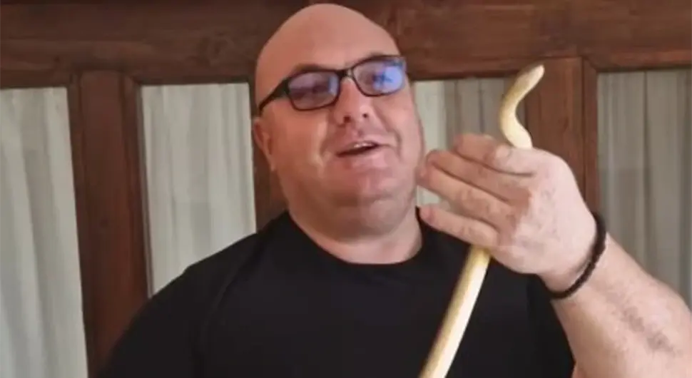 "Нису знали о којој врсти се ради": Извукао огромну змију из куће