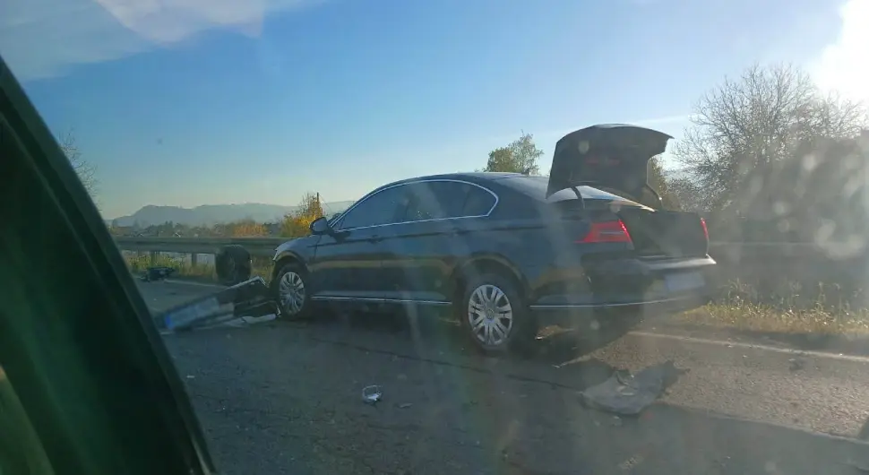 Нови тежак удес код Бањалуке: Судар три аута, једном отпао точак