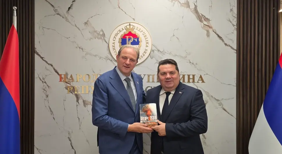 Aлексић поклонио Стевандићу књигу о бомбардовању осиромашеним уранијумом