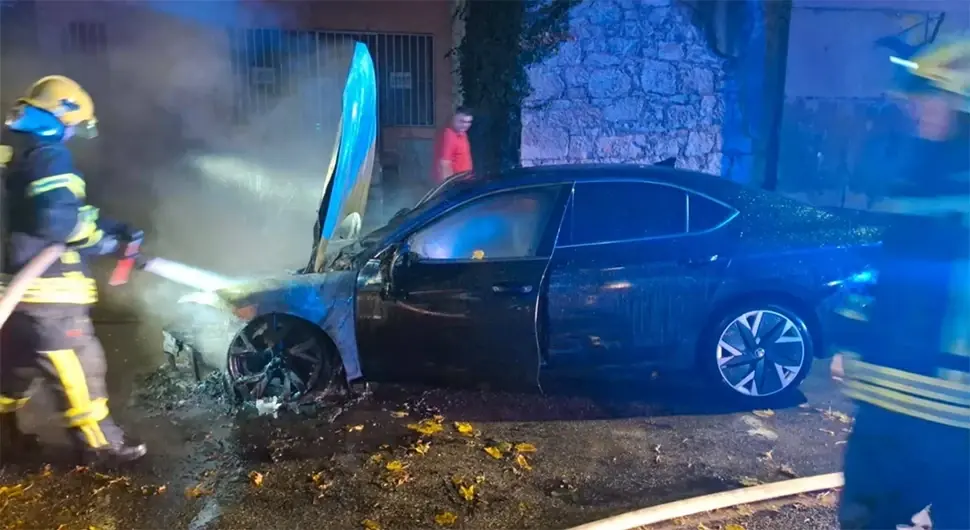 Запаљен службени ауто града Мостара