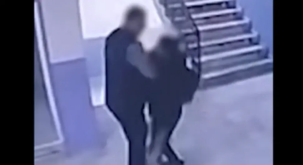 ДИректор гурнуо ученика низ степенице