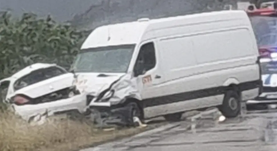 Судар аутомобила и комбија, има мртвих