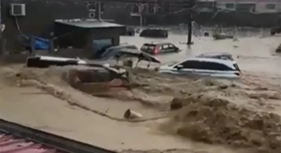 Тајфун хара Филипинима, најмање 66 мртвих, стотине хиљада евакуисано