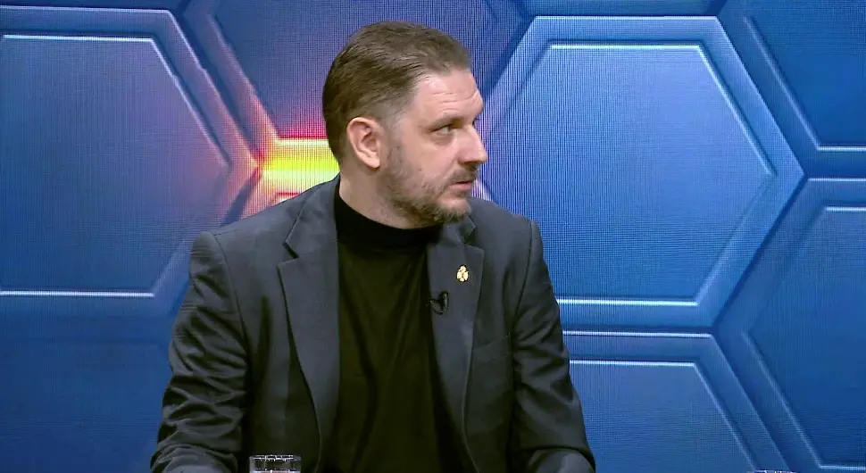 "Полажу вијенце Изетбеговићу, па славе ЗАВНОБиХ чији га је систем два пута осудио"