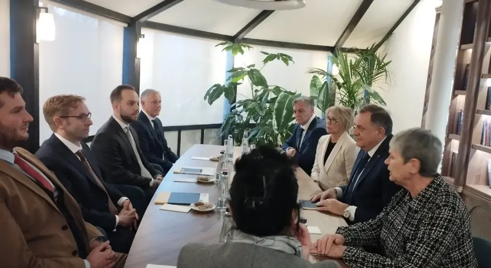 Додик, Каран и Тришић-Бабић са руководством "Матија Корвин" Колеџа