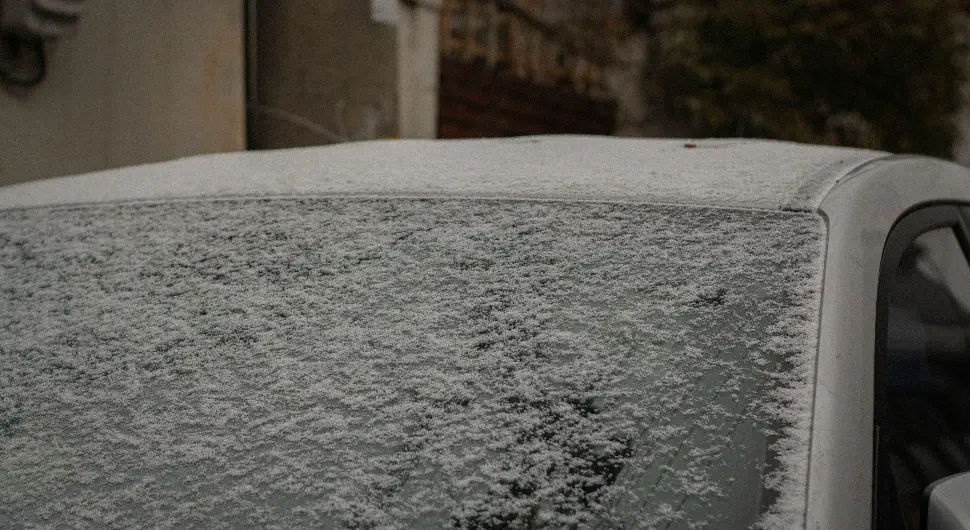 Фатална грешка приликом одмрзавања вјетробрана: Довољан је један корак да избјегнете штету