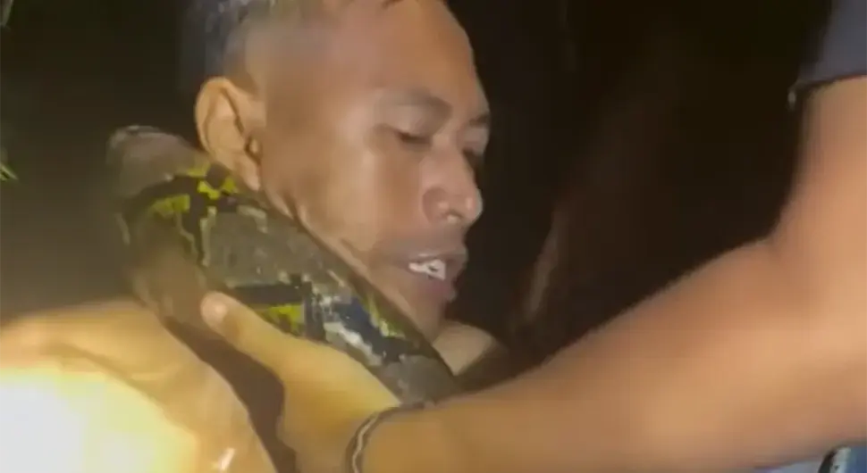 Питон од 6 метара му се обмотао око врата, услиједила је борба на живот и смрт