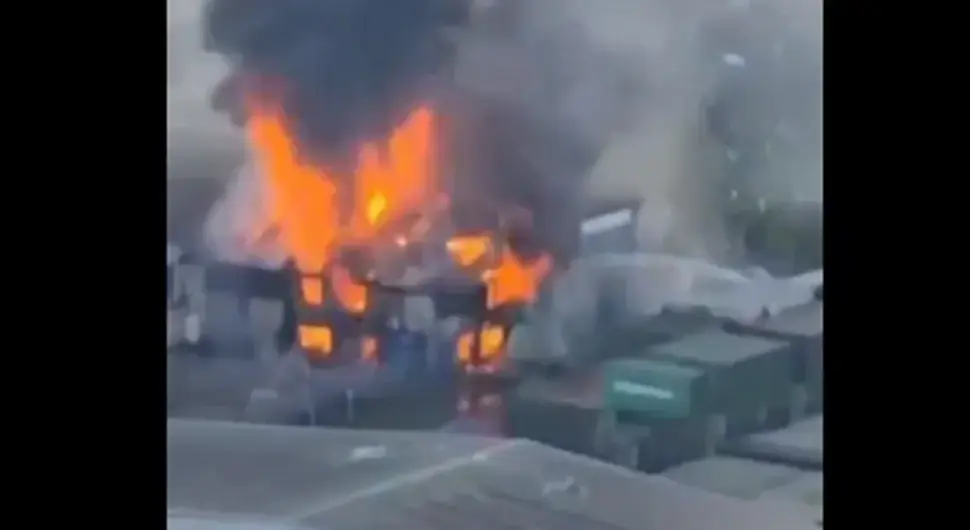 Велики пожар у Лондону након експлозије