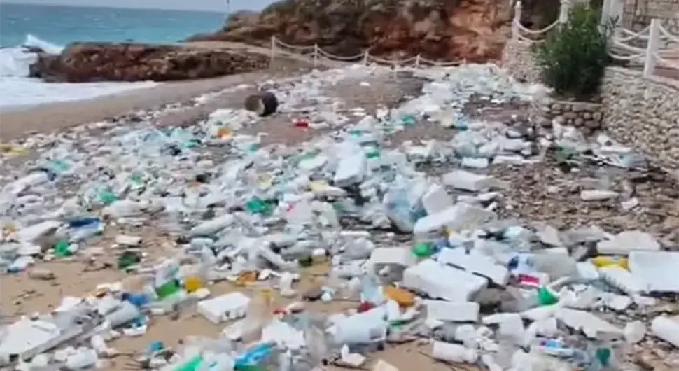 СМеће затрпало плажу у Дубровнику