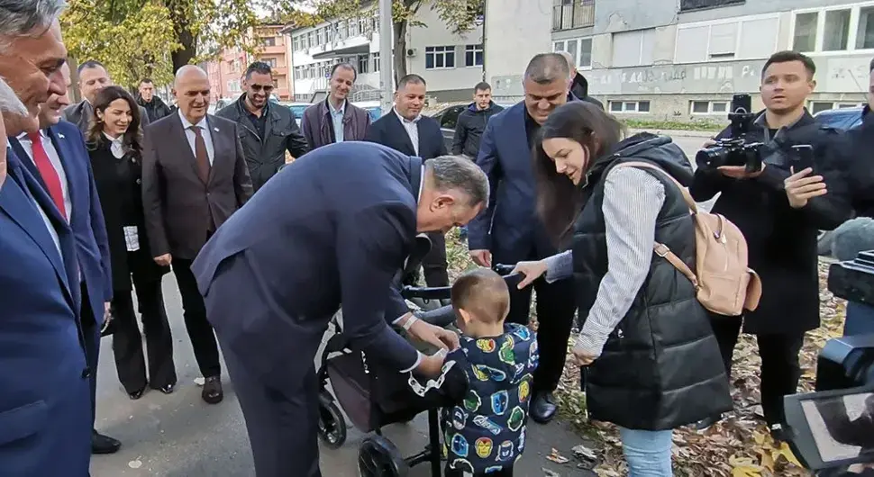 Додик са грађанима у шетњи Теслићем