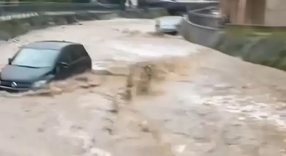Апокалиптичне сцене на улицама Будве, град под водом
