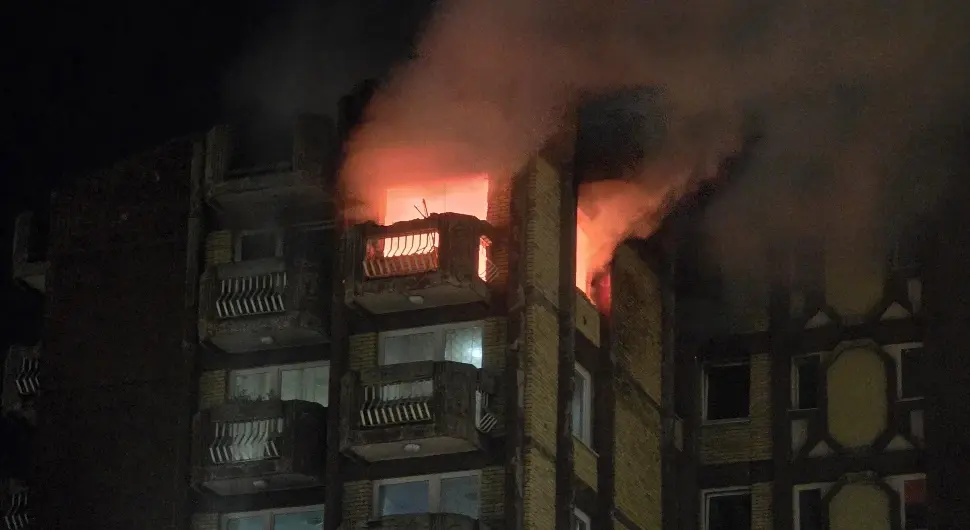 Огласила се полиција о пожару у Тузли: Међу повријеђенима има и припадника спасилачких екипа