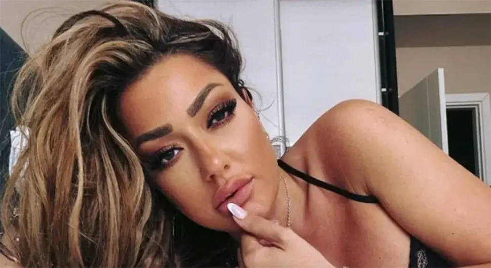 Српска пјевачица шокирала: "Имали су однос на столу, а мени наредили да чучнем”