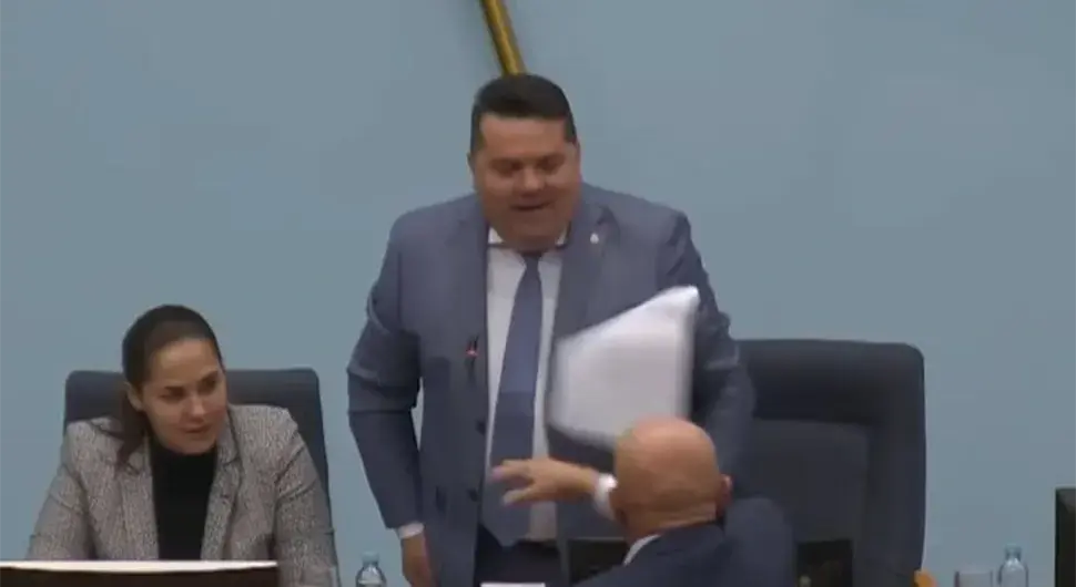 Дончић направио хаос на сједници НСРС: Гађао Стевандића папиром