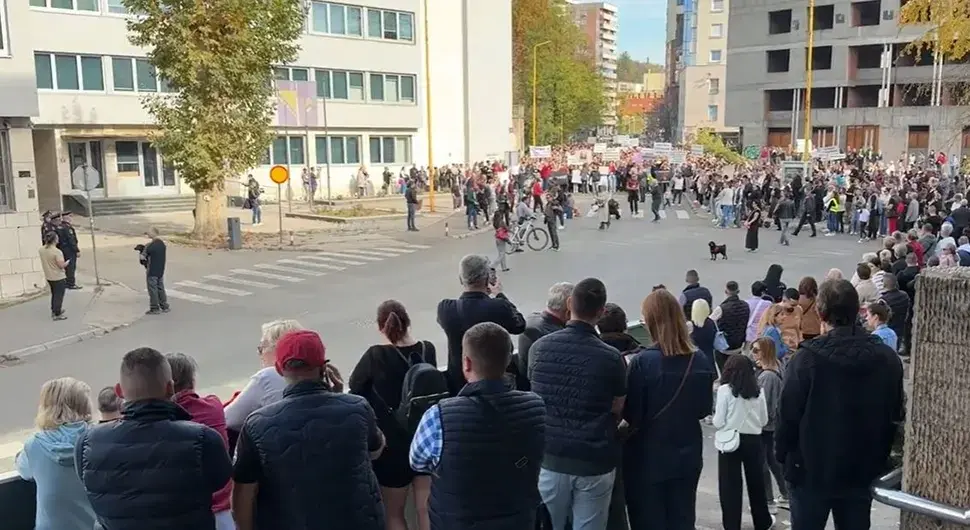 Протести у Тузли, грађани узвикују: ''Педофили напоље!''