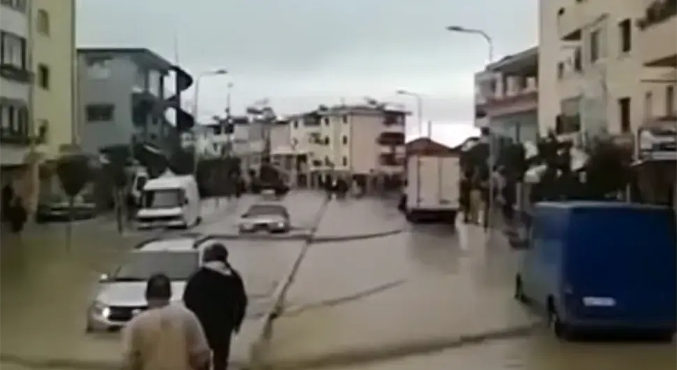 Вода носи све пред собом: Жену однијела бујица, 30 кућа одсјечено од свијета