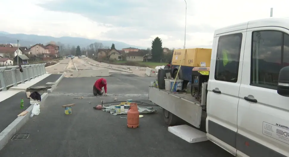 Влада ће преузети изградњу приступних путева до моста у Чесми