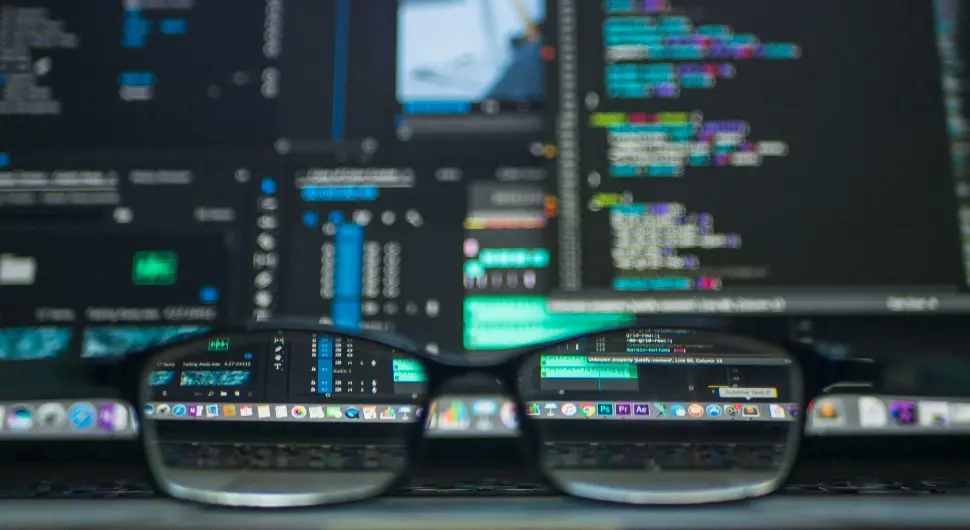 Како ће људи изгледати 2050. због превише гледања у екране? Управо овако (ФОТО)