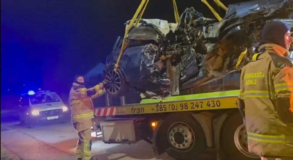 У тешкој саобраћајној несрећи погинуо возач (18), двојица младића тешко повријеђена