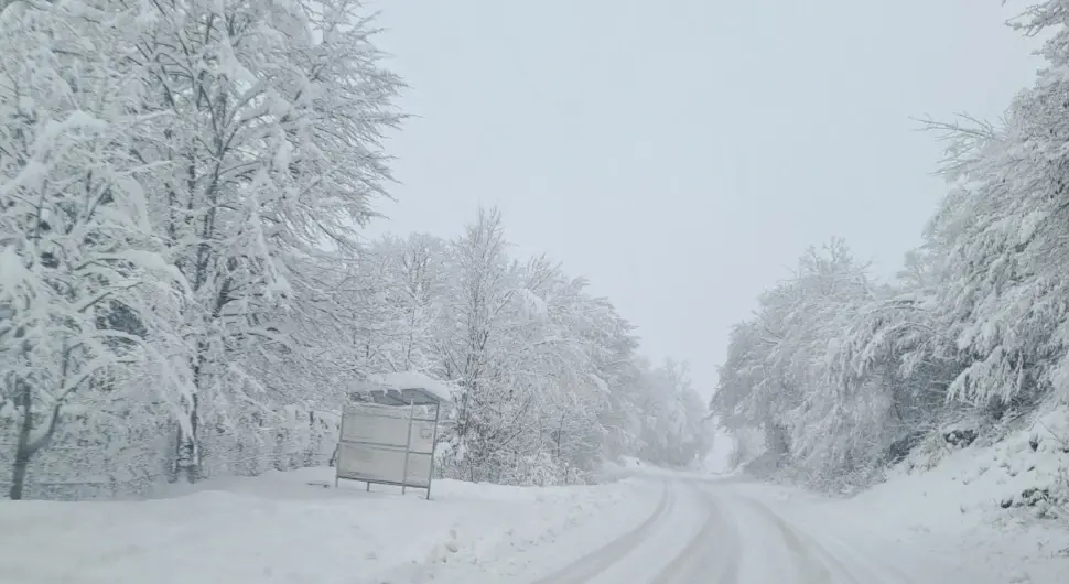 Снијег оковао поједине дијелове Бањалуке