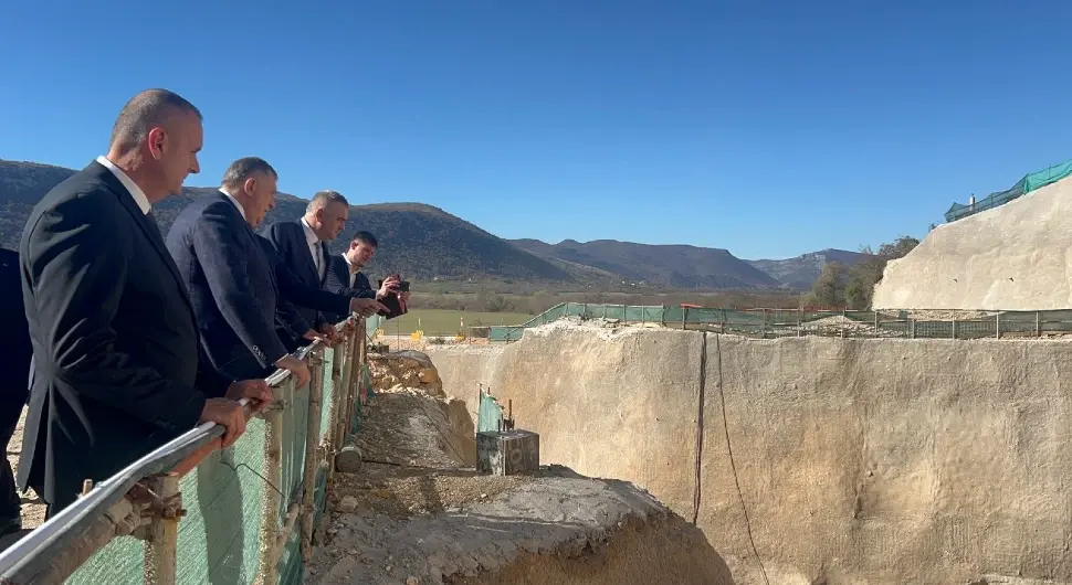 Званичници Српске у обиласку доводног тунела за ХЕ Дабар