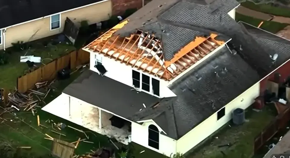 Уништена кућа