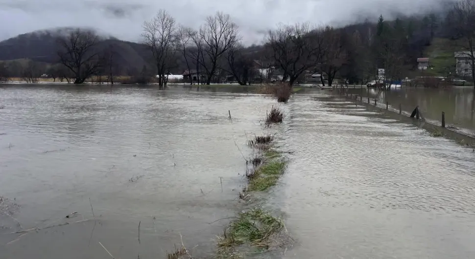 Топљењe снијега и обилне падавине направиле проблем: Поплаве и клизиште у општини Језеро