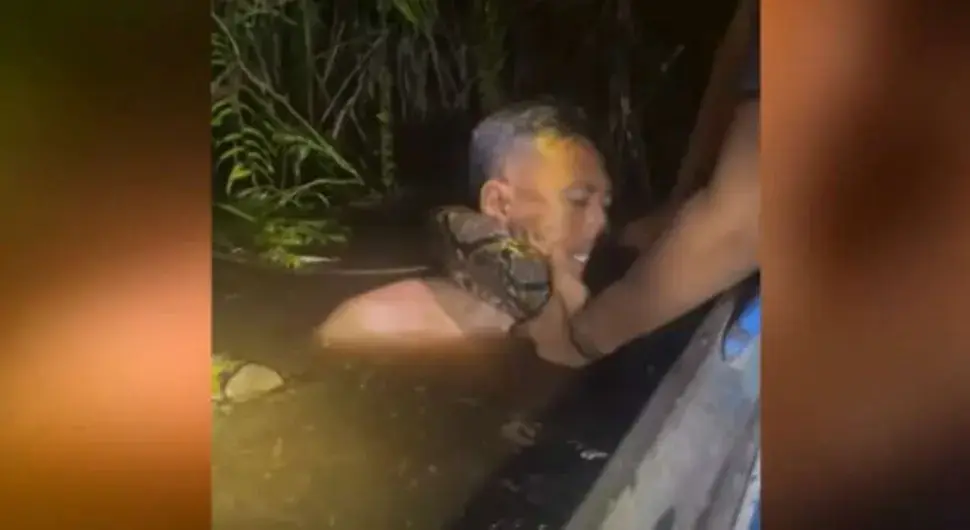 Човјек за длаку избјегао смрт: Питон дуг 6 m повукао га са чамца и обмотао му се око врата