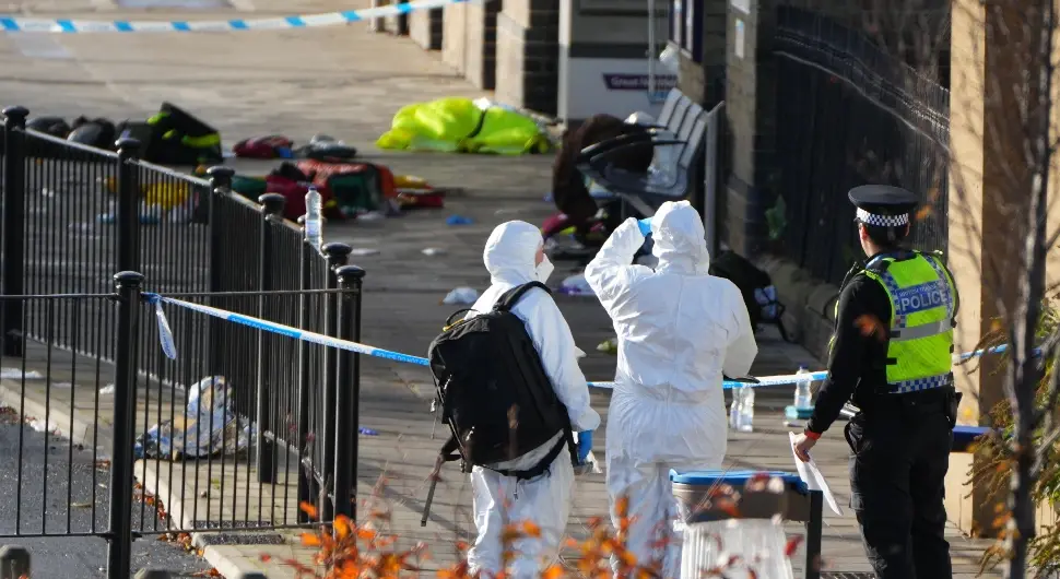 Херој спријечио напад на дјевојчицу у лондонском возу, свједоци: "Главом је блокирао нож"