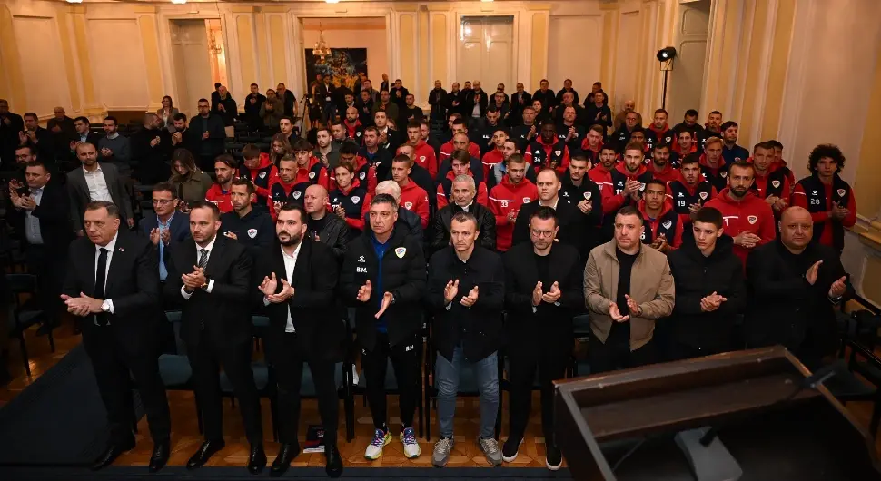 Зидинама Банског двора одзвањао је дуготрајан аплауз у част Младена Жижовића