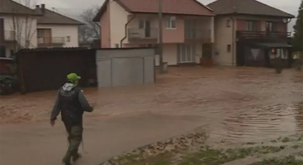 Стравичне поплаве погодиле Сјеверну Македонију: Домаћинства под водом