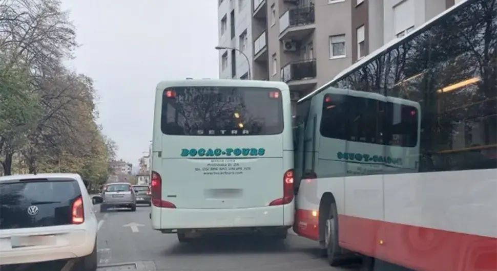 Сударила се два аутобуса у Бањалуци